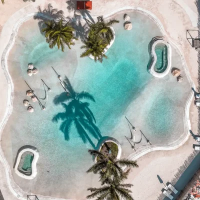 Piscina cerca del mar vista aérea
